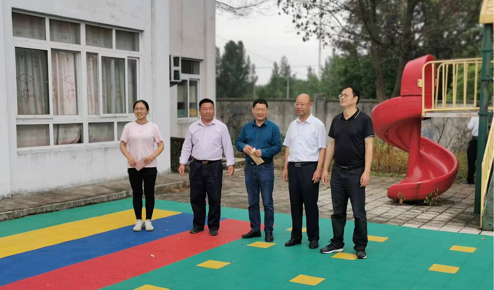 图为商会负责人到学校送慰问金。.png
